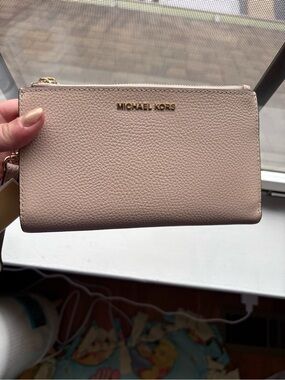NWT Michael Kors Pebbled Leather Wristlet in Soft Pink with Gold Hardware